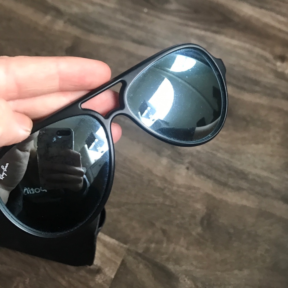 Black Ray-ban Sunglasses with silver mirror lens